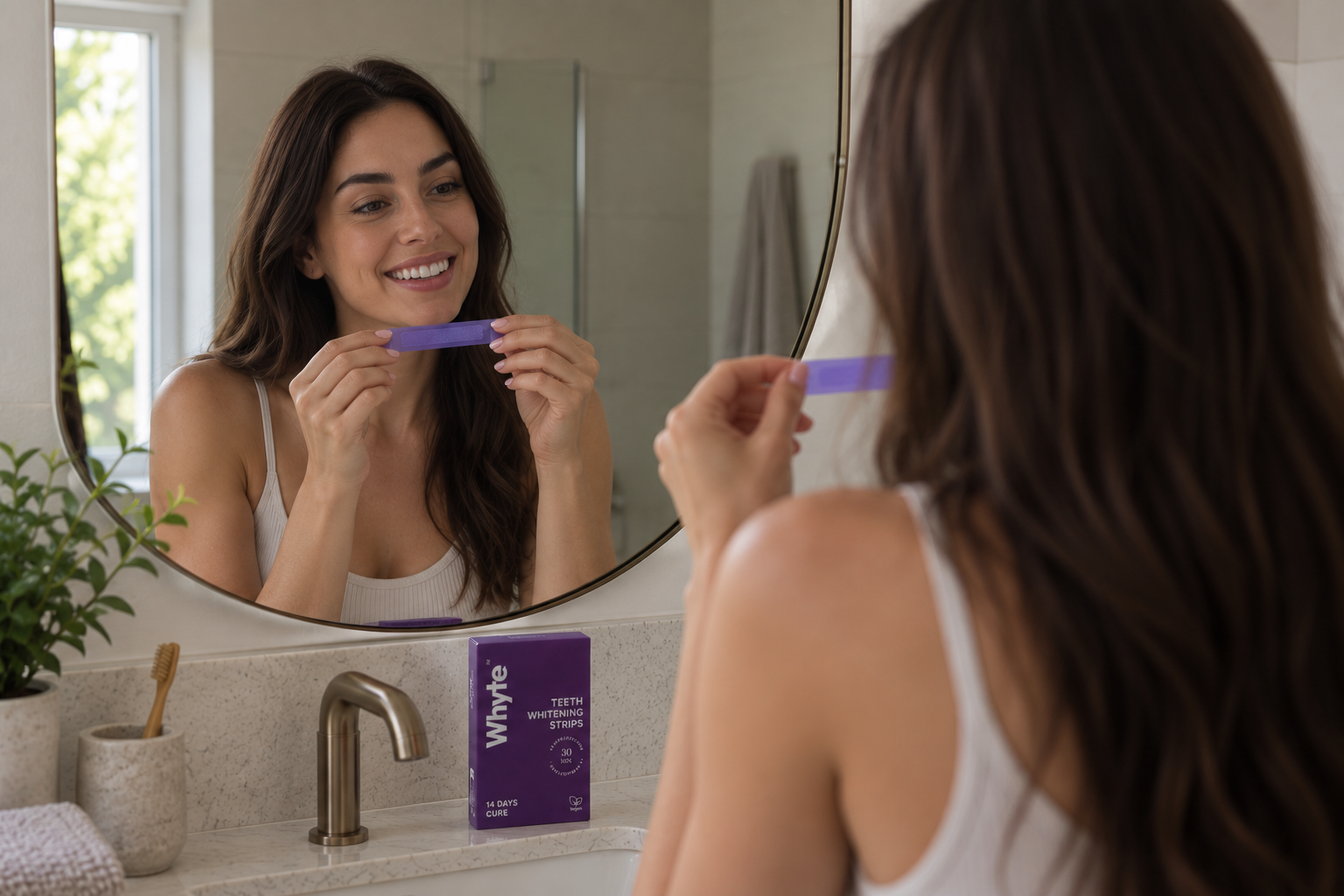 Vrouw houdt een WHYTE whitening strip vast voor de badkamerspiegel